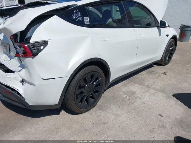 2023 TESLA MODEL Y 7SAYGAEEXPF800974 Photo 3