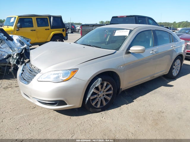 Chrysler 200 Touring 2014 1C3CCBBB7EN117992 Image 2