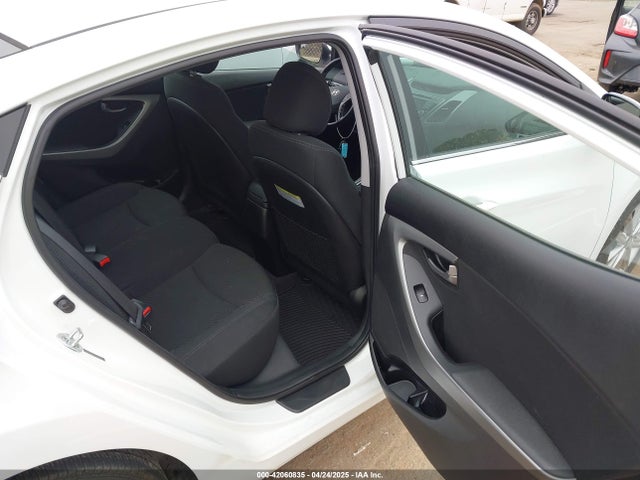 5NPDH4AE6FH555767 Hyundai ELANTRA SE