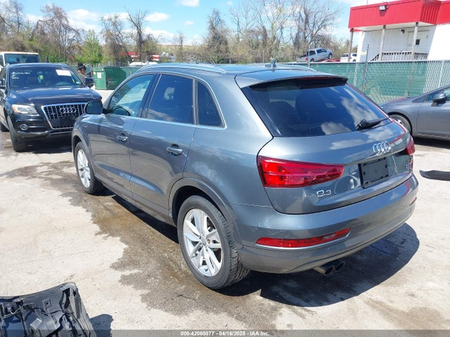 WA1JCCFS5HR003127 Audi Q3 2.0t Premium
