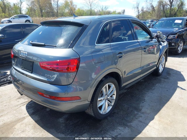 WA1JCCFS5HR003127 Audi Q3 2.0t Premium