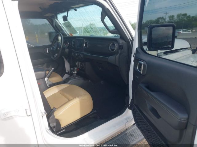 1C4HJXEG4JW319754 Jeep Wrangler Unlimited Sahara 4x4