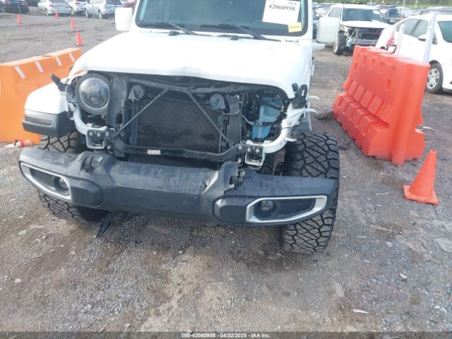 1C4HJXEG4JW319754 Jeep Wrangler Unlimited Sahara 4x4