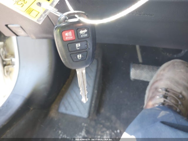 2T1BURHE6KC134196 Toyota COROLLA LE