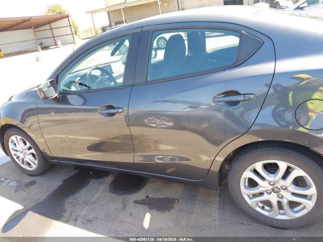 3MYDLBYV7JY330389 Toyota YARIS IA