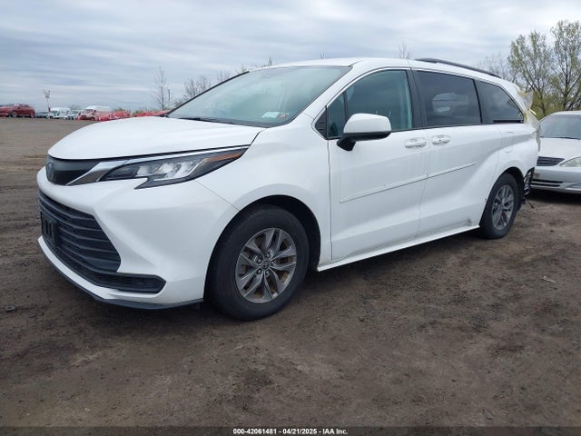 5TDKRKEC7NS119925 Toyota SIENNA LE