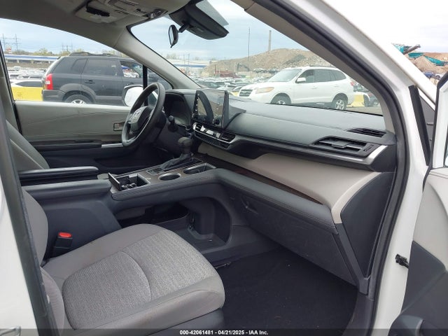 5TDKRKEC7NS119925 Toyota SIENNA LE