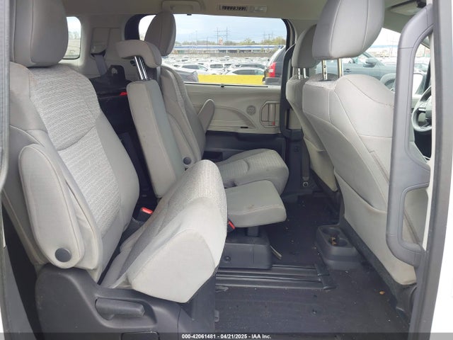 5TDKRKEC7NS119925 Toyota SIENNA LE