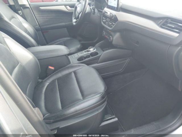 1FMCU0H62NUA17825 Ford ESCAPE SEL