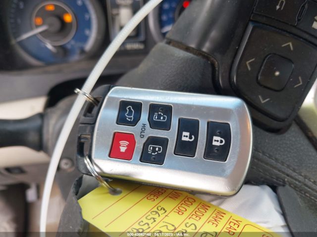 5TDYK3DC0FS565597 Toyota Sienna Xle 8 Passenger