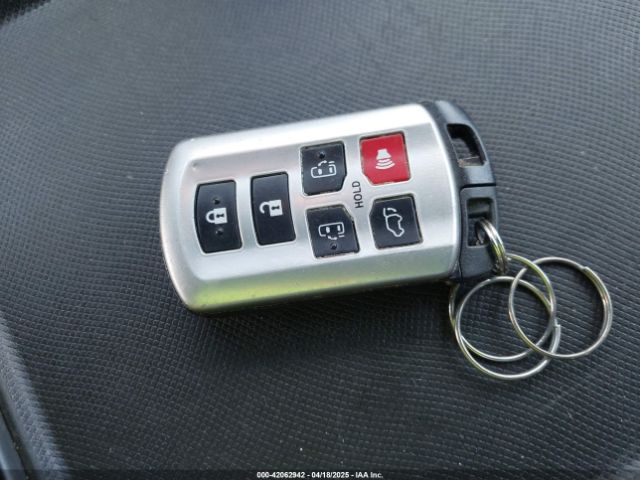 5TDYK3DC9FS685768 Toyota Sienna Xle 8 Passenger