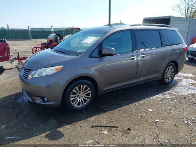 5TDYK3DC9FS685768 Toyota Sienna Xle 8 Passenger