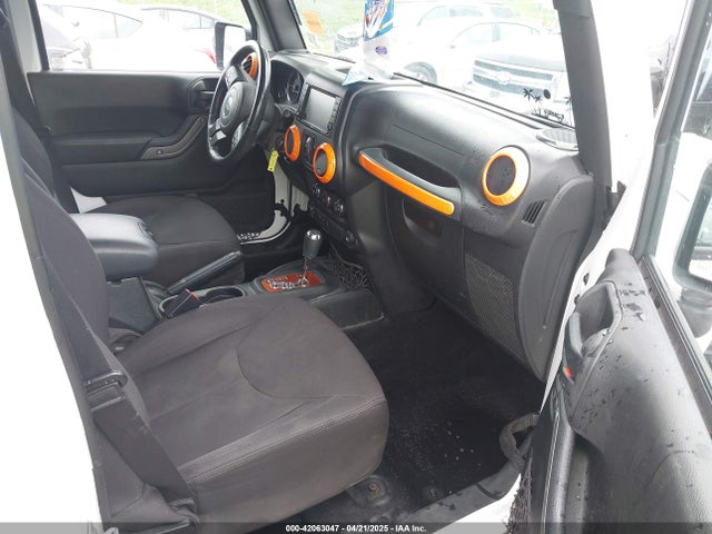 1C4BJWDG8FL640934 Jeep Wrangler Unlimited Sport
