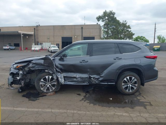 5TDHZRBH2MS065077 Toyota Highlander Xle