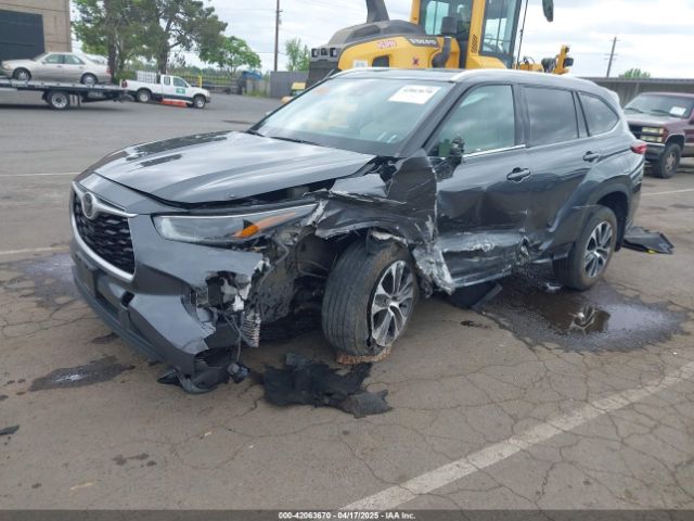 5TDHZRBH2MS065077 Toyota Highlander Xle