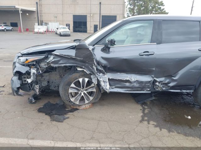 5TDHZRBH2MS065077 Toyota Highlander Xle