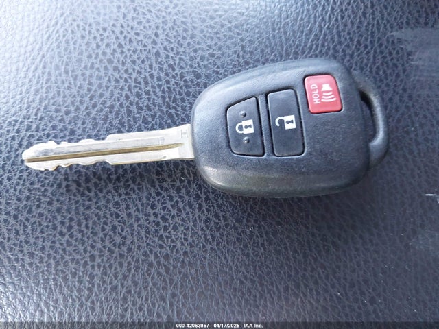 JTMBFREV4FJ037989 Toyota RAV4 LE