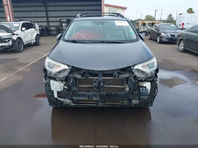 42065431 :رقم المزاد ، JTMRJREV2HD136275 vin ، 2017 Toyota Rav4 Hybrid Xle مزاد بيع