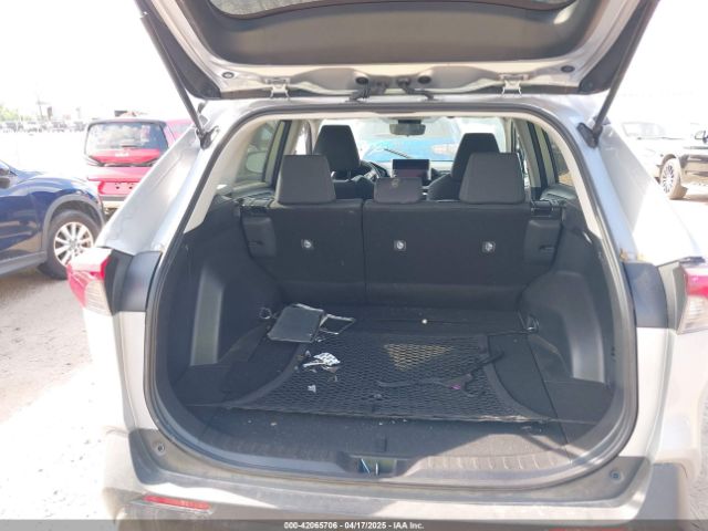 2T3H1RFV3RC275685 Toyota RAV4 LE