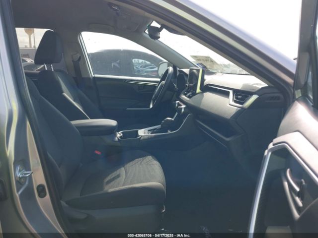 2T3H1RFV3RC275685 Toyota RAV4 LE