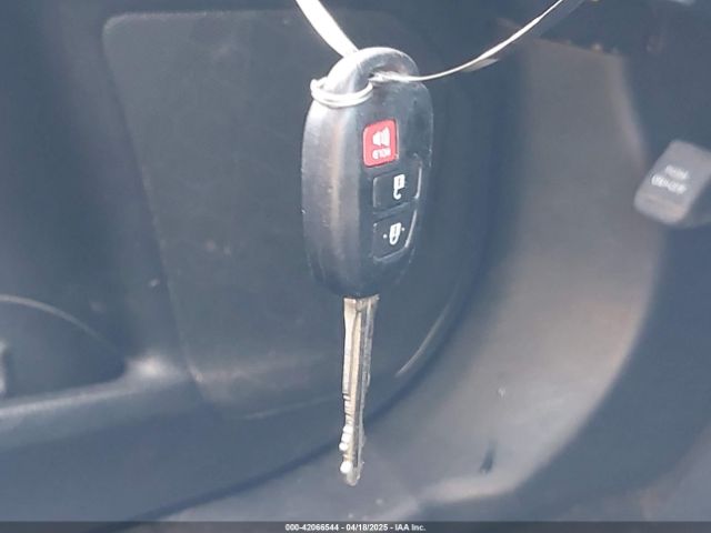 5TDZARFH5KS056957 Toyota Highlander Le