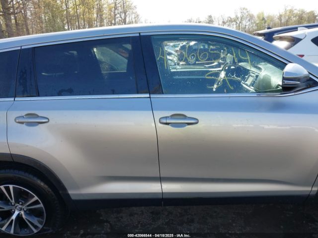 5TDZARFH5KS056957 Toyota Highlander Le