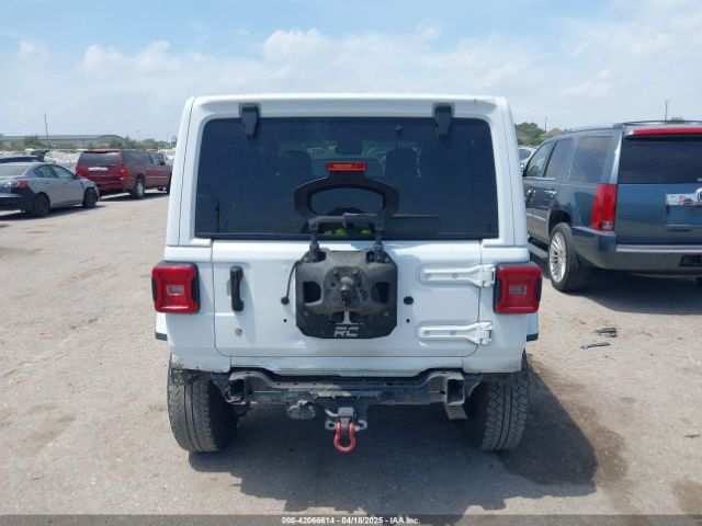 1C4HJXEG0JW245118 Jeep Wrangler Unlimited Sahara 4x4