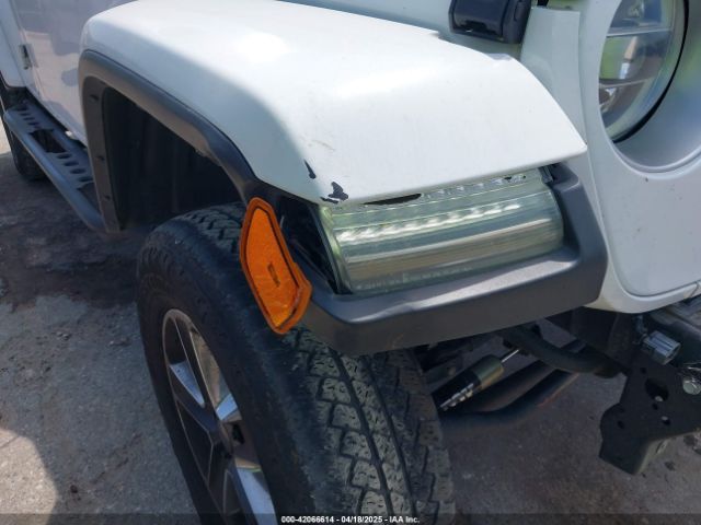 1C4HJXEG0JW245118 Jeep Wrangler Unlimited Sahara 4x4