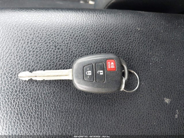 2T3ZFREV1FW173688 Toyota RAV4 LE