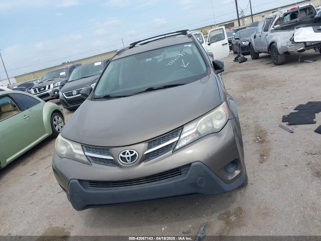 2T3ZFREV1FW173688 Toyota RAV4 LE