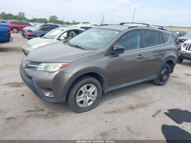 2T3ZFREV1FW173688 Toyota RAV4 LE