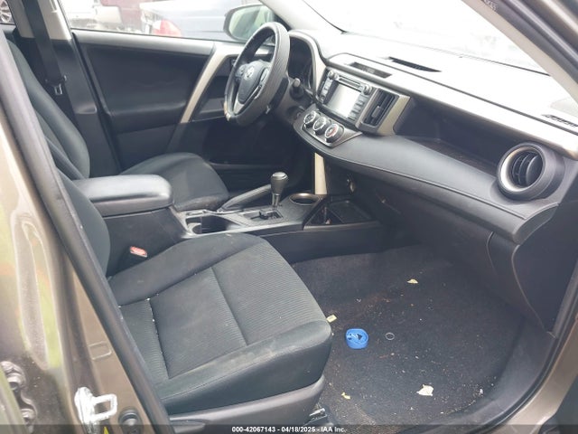 2T3ZFREV1FW173688 Toyota RAV4 LE