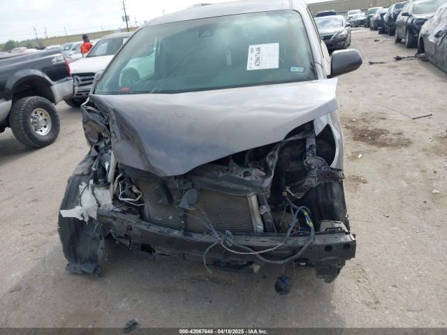5TDYZ3DC4KS015406 Toyota Sienna Xle Premium 8 Passenger