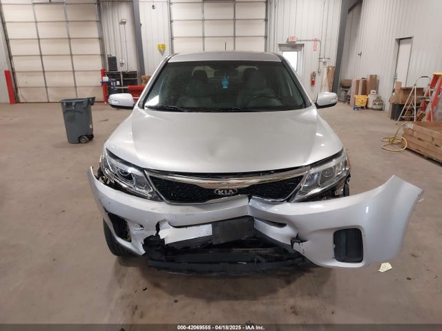 5XYKTCA62FG555913 KIA SORENTO LX