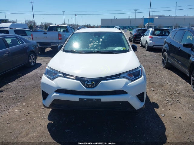 JTMBFREV3JJ215058 Toyota RAV4 LE