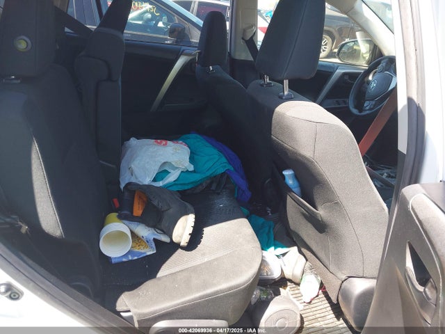 JTMBFREV3JJ215058 Toyota RAV4 LE