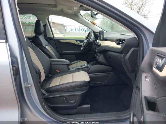 1FMCU9J95NUA87666 Ford Escape Titanium