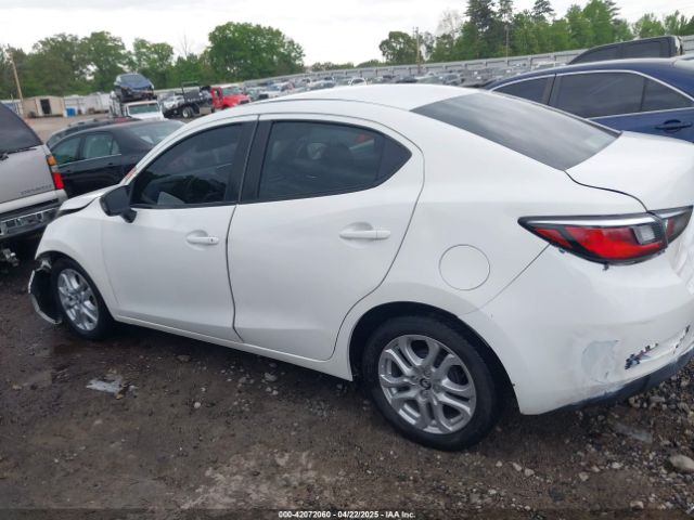 3MYDLBYV4JY302016 Toyota YARIS IA