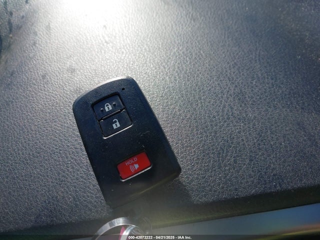 JTMWFREV1JJ736877 Toyota Rav4 Xle