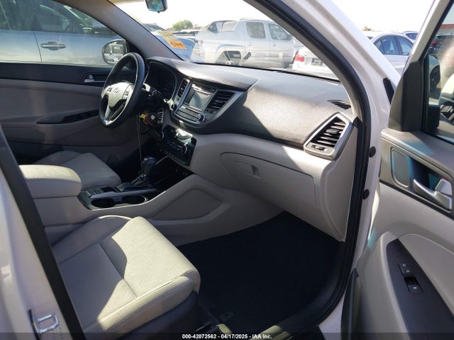 KM8J23A48GU212421 Hyundai TUCSON SE