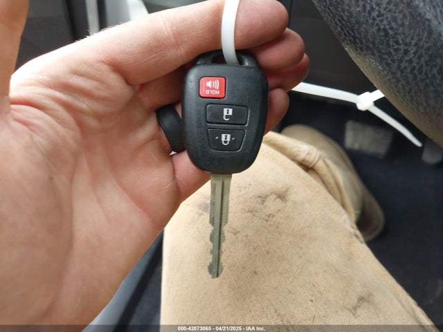 JTMBFREV0JJ735251 Toyota RAV4 LE