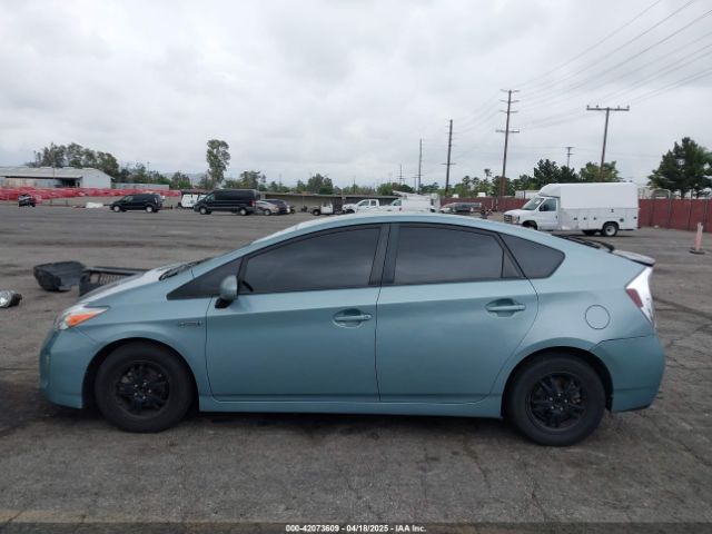 JTDKN3DU5E1814588 Toyota Prius Two