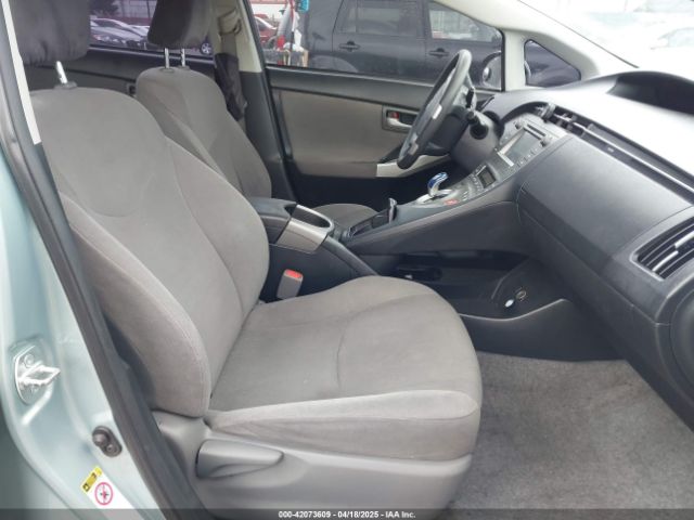 JTDKN3DU5E1814588 Toyota Prius Two