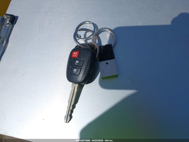 JTMZFREV5JJ163477 Toyota RAV4 LE