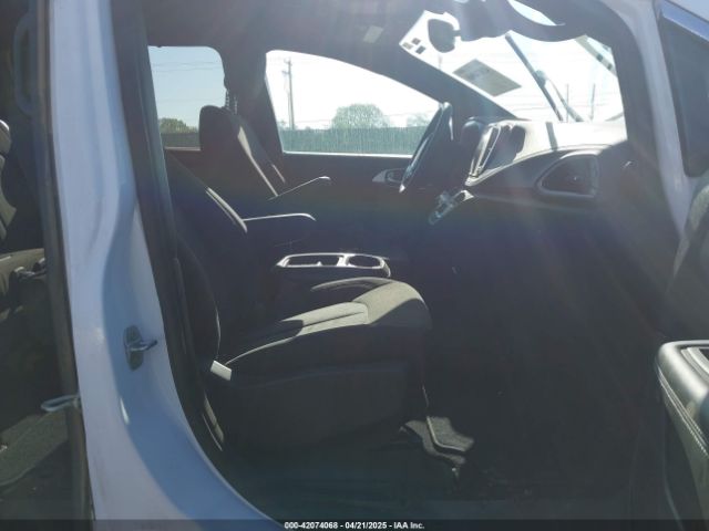 2C4RC1FG9NR158021 Chrysler Pacifica Touring