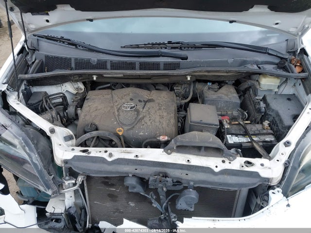 5TDXZ3DC2HS813813 Toyota Sienna Se Premium 8 Passenger