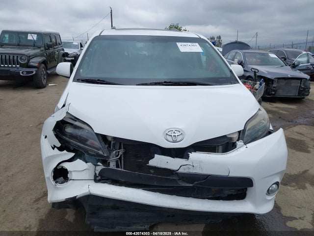 5TDXZ3DC2HS813813 Toyota Sienna Se Premium 8 Passenger