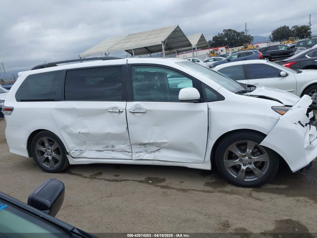 5TDXZ3DC2HS813813 Toyota Sienna Se Premium 8 Passenger
