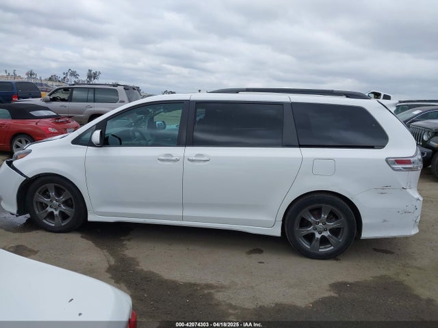 5TDXZ3DC2HS813813 Toyota Sienna Se Premium 8 Passenger