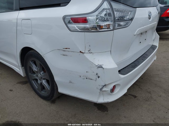 5TDXZ3DC2HS813813 Toyota Sienna Se Premium 8 Passenger